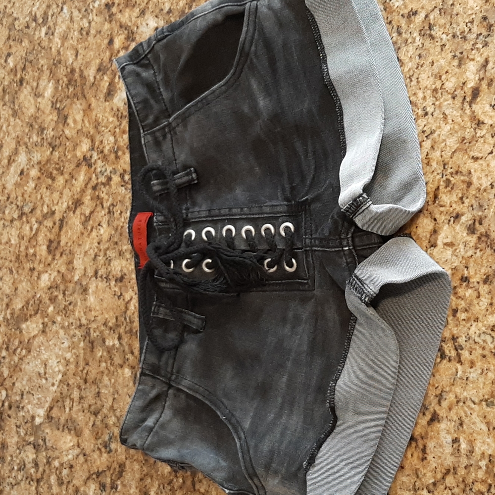 Signature 8 denim shorts